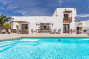 Rincon Botanico Studio - Shared Pool - Central Island Location - 10 mins drive to Famara and La Santa